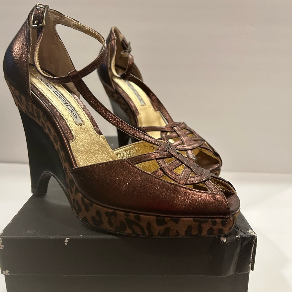 Via Spiga Woman's T-Strap Bronze Leather and Leopard Print Wedge Heels - Size 6